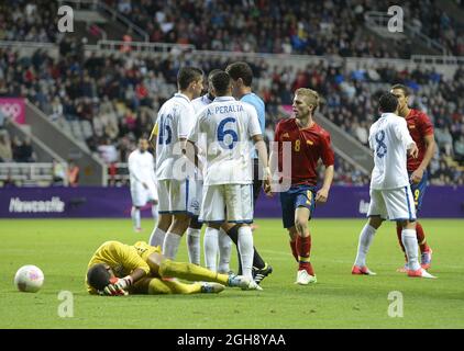 L'arbitre Juan Soto, Iker Muniain (2e R) d'Espagne, reçoit une carte jaune pour avoir affronté José Mendoza du Honduras lors du match des hommes du premier tour du groupe D des Jeux Olympiques de Londres 2012 entre l'Espagne et le Honduras au parc Saint-James, Newcastle upon Tyne, le 29 juillet 2012. Banque D'Images