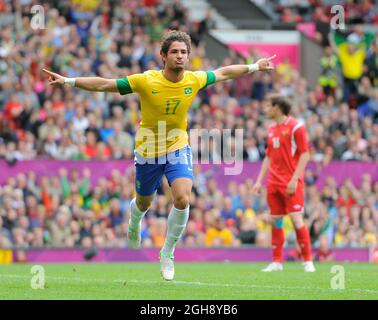 Alexandre Pato, Brésil, célèbre le score. Brésil v Bélarus lors du match olympique du groupe C 2012 à Old Trafford, Manchester, Royaume-Uni, le 29 juillet 2012. Banque D'Images