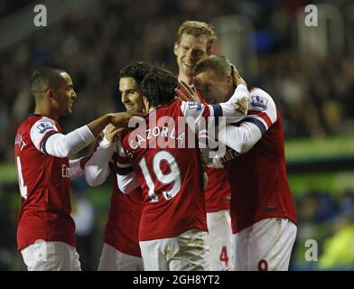 Lukas Podolski d'Arsenal fête son but d'ouverture lors du match de football de la Barclays Premier League entre Reading et Arsenal au Madejski Stadium, à Reading, au Royaume-Uni, le 17 décembre 2012. Photo David Klein Banque D'Images