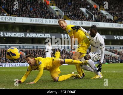 Emmanuel Adebayor de Tottenham se débat avec Alex Pearce de Reading et Chris Gunter lors du match de la Barclays Premier League entre Tottenham Hotspur et Reading à la White Hart Lane le 01 janvier 2013. Photo David KleinSportimage Banque D'Images