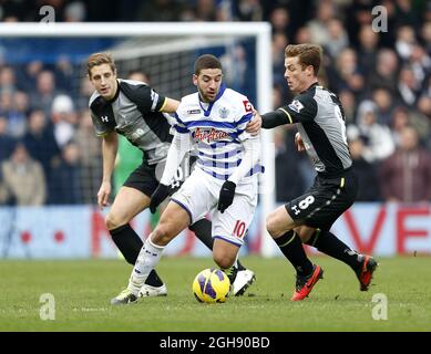 Adel Taarabt de QPR se démène avec Scott Parker de Tottenham lors de la Barclays Premier League entre Queens Park Rangers et Tottenham Hotspur à Loftus Road à Londres le 12 janvier 2013. David Klein Banque D'Images