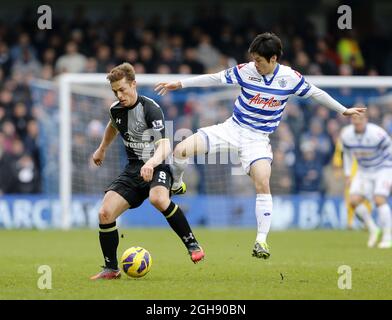 Le Ji-Sung Park de QPR se trouve aux côtés de Scott Parker de Tottenham lors de la Barclays Premier League entre Queens Park Rangers et Tottenham Hotspur, sur le chemin Loftus à Londres, le 12 janvier 2013. David Klein Banque D'Images