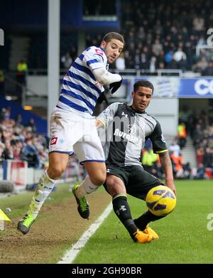 Adel Taarabt de QPR se démène avec Kyle Walker de Tottenham lors de la Barclays Premier League entre Queens Park Rangers et Tottenham Hotspur à Loftus Road à Londres le 12 janvier 2013. David Klein Banque D'Images