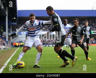 Adel Taarabt de QPR se livre aux défenses de Moussa Dembele de Tottenham lors de la Barclays Premier League entre Queens Park Rangers et Tottenham Hotspur sur la route Loftus à Londres le 12 janvier 2013. David Klein Banque D'Images