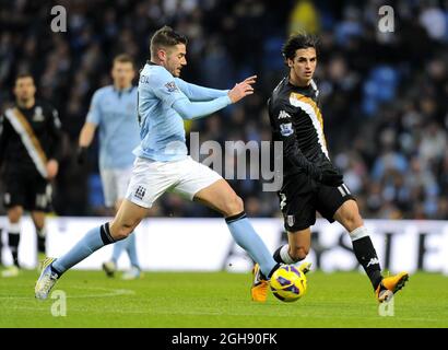 Bryan Ruiz de Fulham a été attaqué par Javi Garcia de Manchester City lors du match de football de la Barclays Premier League entre Manchester City et Fulham au Etihad Stadium de Manchester, au Royaume-Uni, le 19 janvier 2013. Photo Simon Bellis Banque D'Images
