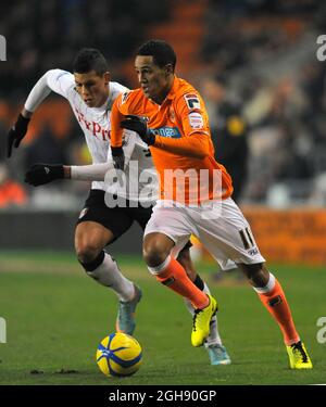 Thomas Ince de Blackpool passe devant Matthew Briggs de Fulham lors du match de répétition de la coupe FA du 3e tour entre Blackpool et Fulham au stade Bloomfield Road de Blackpool, au Royaume-Uni, le 15 janvier 2013. Photo Simon Bellis Banque D'Images