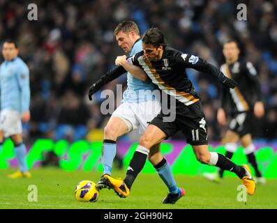 Gareth Barry, de Manchester City, se livre aux défenses de Bryan Ruiz, de Fulham, lors du match de football de la Barclays Premier League entre Manchester City et Fulham au Etihad Stadium de Manchester, au Royaume-Uni, le 19 janvier 2013. Photo Simon Bellis Banque D'Images