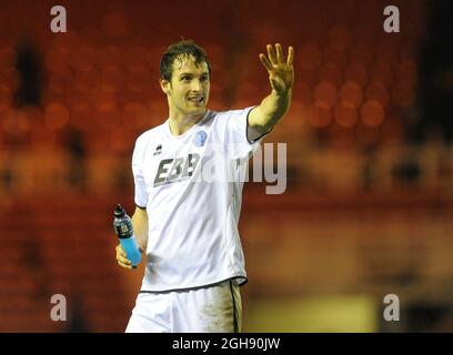 Danny Hylton d'Aldershot Town fait des vagues aux fans après le coup de sifflet final en action pendant la coupe FA parrainée par Budweiser quatrième Round match entre Middlesbrough et Aldershot Town au stade Riverside, Middlesbrough, le 26 janvier 2013. Banque D'Images