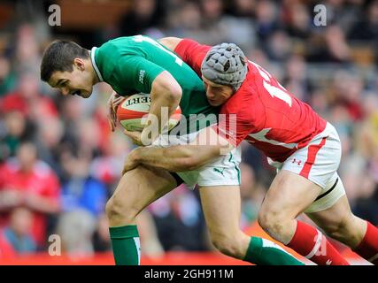 Jonathan Sexton d'Irlande a été attaqué par Jonathan Davies du pays de Galles lors du championnat RBS 6 Nations 2013 entre le pays de Galles et l'Irlande au Millennium Stadium de Cardiff le 02 février 2013. Banque D'Images