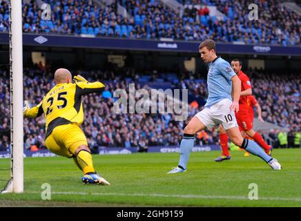 Edin Dzeko de Manchester City marque le premier but passé José Manuel Reina de Liverpool lors du match de football de la Barclays Premier League entre Manchester City et Liverpool au Etihad Stadium de Manchester, Royaume-Uni, le 03 février 2013. Banque D'Images