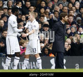 Emmanuel Adebayor de Tottenham se substitue à Lewis Holtby lors du match de football de la Barclays Premier League entre Tottenham Hotspur et Newcastle United à la White Hart Lane à Londres, au Royaume-Uni, le 09 février 2013. Banque D'Images