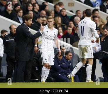 L'Andre Villas-Boas de Tottenham donne des instructions à Lewis Holtby et Gareth Bale lors du match de football de la Barclays Premier League entre Tottenham Hotspur et Newcastle United au White Hart Lane à Londres, au Royaume-Uni, le 09 février 2013. Banque D'Images