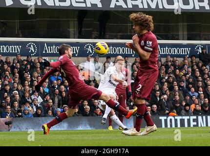 Lewis Holtby de Tottenham lance un tir lors du match de football de la Barclays Premier League entre Tottenham Hotspur et Newcastle United au White Hart Lane à Londres, Royaume-Uni, le 09 février 2013. Banque D'Images