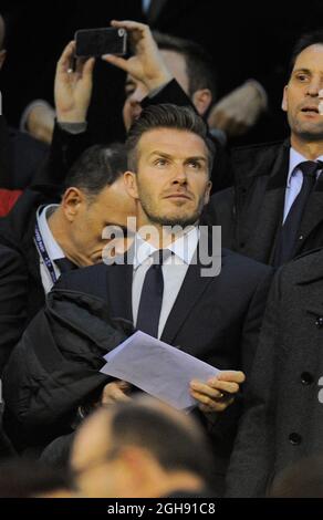 New Paris Saint Germain signant David Beckham prend place dans les tribunes avant le coup d'envoi lors du premier match de la Ligue des champions de l'UEFA, le premier tour de Knockout, entre Valence et Paris St Germain, au stade Mestalla de Valence, Espagne, le 12 février 2013. Banque D'Images