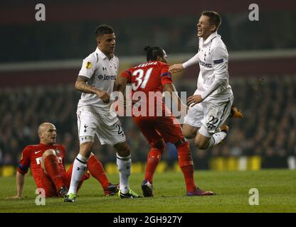 Gylfi Sigurdsson de Tottenham se porte aux côtés d'Alvaro Pereira d'Inter lors de la manche de l'UEFA Europa League de 16 match de football de première jambe entre Tottenham Hotspur et Inter Milan à White Hart Lane à Londres, Royaume-Uni, le jeudi 7 mars 2013. Banque D'Images