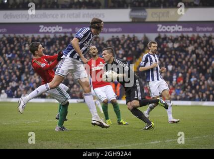 Le gardien de but de West Bromwich Albion Ben Foster rassemble le ballon devant Pablo Hernandez de Swansea lors du match de la Barclays Premier League entre West Bromwich Albion et Swansea City aux Hawthorns de West Bromwich, au Royaume-Uni, le 9 mars 2013. Banque D'Images