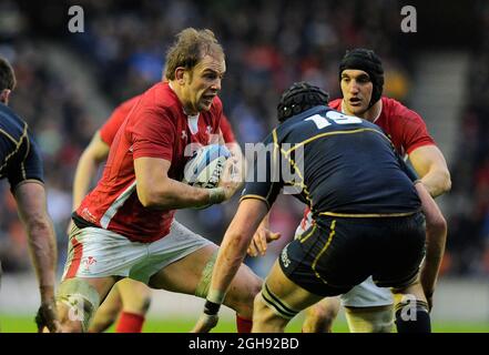 Alun-Wyn Jones, du pays de Galles, s'enchaîne dans Alastair Kellock, d'Écosse, lors du championnat RBS 6 Nations 2013 entre l'Écosse et le pays de Galles, au stade Murrayfield d'Édimbourg, le 09 mars 2013. Banque D'Images