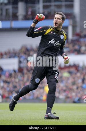 Le gardien de but du QPR Julio Cesar célèbre son but d'ouverture lors du match de la Barclays Premier League entre Aston Villa et Queens Park Rangers à Villa Park à Birmingham, Royaume-Uni, le 16 mars 2013. Banque D'Images