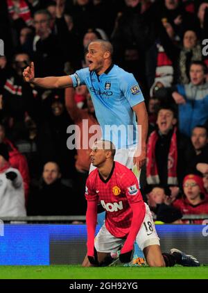 Vincent Kompany de Manchester City réagit après avoir fouillé Ashley Young de Manchester United lors du match de la Barclays Premier League entre Manchester United et Manchester City au stade Old Trafford, au Royaume-Uni, le 8 avril 2013. Banque D'Images