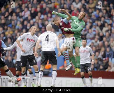 Le gardien de but de Fulham Mark Schwarzer est le gardien de but de Nathan Baker d'Aston Villa lors du match Barclays Premiership entre Aston Villa et Fulham à Villa Park, Royaume-Uni, le 13 avril 2013. Banque D'Images