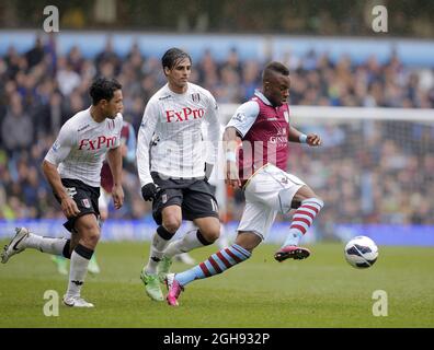 Yacouba Sylla d'Aston Villa se tient à la défense de Fulham lors du match de Barclays Premiership entre Aston Villa et Fulham à Villa Park, Royaume-Uni, le 13 avril 2013. Banque D'Images