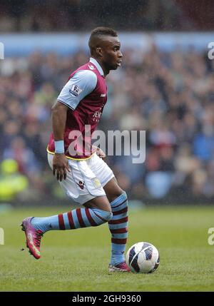 Yacouba Sylla de Aston Villa en action lors du match de la Barclays Premier League entre Aston Villa et Fulham qui s'est tenu à Villa Park à Birmingham, Royaume-Uni, le 13 avril 2013. Photo de: Malcolm Couzens Banque D'Images