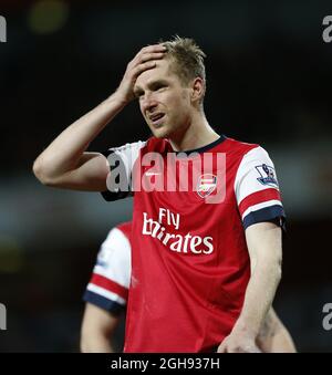 Le per Mertesacker d'Arsenal est abattu lors du match Barclays Premiership entre Arsenal et Everton dans Emirates Stadium, Londres, le 16 avril 2013. Banque D'Images