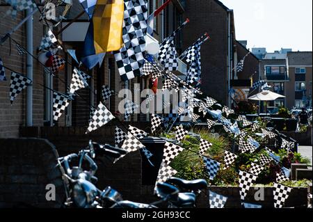 Zandvoort, pays-Bas. Le 05septembre 2021. Un groupe de terrasses entièrement décorées avec des drapeaux de course de voitures. Les rues autour du circuit du Grand Prix hollandais de Formule 1, situé à Zandvoort, ont été entièrement décorées avec des drapeaux de course et des couleurs orange pour accueillir les milliers de fans de Formule 1 au cours du dernier jour de la course. (Photo par Ana Fernandez/SOPA Images/Sipa USA) Credit: SIPA USA/Alay Live News Banque D'Images