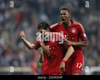 Mario Gomez, de Munich, célèbre son deuxième but avec Jerome Boateng lors du match de la demi-finale de la coupe de la Ligue du 1er pied entre le Bayern Munich et Barcelone à l'Allianz Arena de Munich le 23 avril 2013. Photo : David Klein Banque D'Images