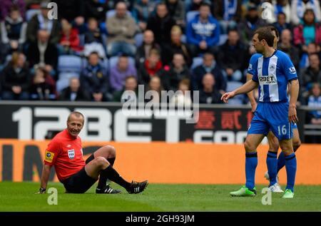 L'arbitre Martin Atkinson est déclenché par James McArthur de Wigan Athletic lors du match de la Barclays Premier League entre Wigan Athletic et Tottenham Hotspur au stade DW de Wigan, au Royaume-Uni, le 27 avril 2013. Banque D'Images