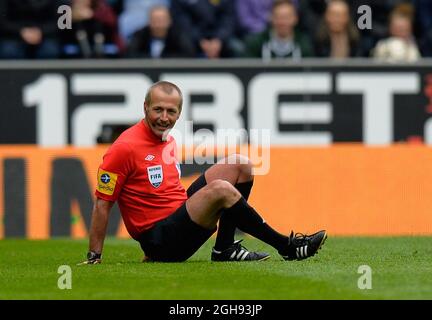 L'arbitre Martin Atkinson est déclenché lors du match de la Barclays Premier League entre Wigan Athletic et Tottenham Hotspur au stade DW de Wigan, au Royaume-Uni, le 27 avril 2013. Banque D'Images