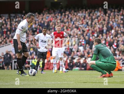 Wojciech Szczesny, gardien d'arsenal, tente de distraire Robin van Persie avant son coup de pied de pénalité lors du match de la Barclays Premier League entre Arsenal et Manchester United à Emirates Stadium, Londres, le 28 avril 2013. Banque D'Images