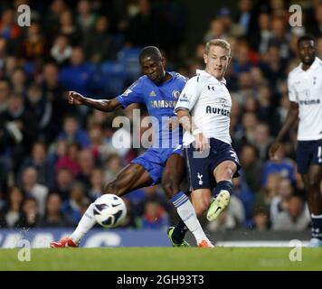 Oscar de Chelsea se joue avec Lewis Holtby de Tottenham lors du match de la Barclays Premier League entre Chelsea et Tottenham Hotspur au Stamford Bridge à Londres le 8 mai 2013. Banque D'Images