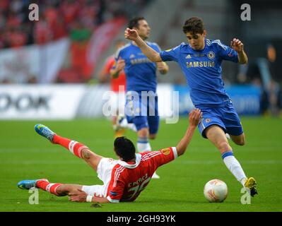 Enzo Perez de SL Benfica tussles avec Oscar de Chelsea lors du match final de l'UEFA Europa League entre Benfica et Chelsea à l'Amsterdam Arena d'Amsterdam, pays-Bas, le 15 mai 2013. Photo Simon Bellis Banque D'Images