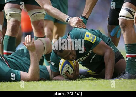 Le Vereniki Goneva de Leicester Tigers célèbre la quatrième tentative du match lors de l'Aviva Premiership, finale du match entre Leicester Tigers et Northampton Saints au stade de Twickenham à Londres le 25 mai 2013. Banque D'Images