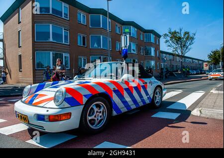 Zandvoort, pays-Bas. Le 05septembre 2021. Les gens regardent plusieurs vieilles voitures de police de course. Les rues autour du circuit du Grand Prix hollandais de Formule 1, situé à Zandvoort, ont été entièrement décorées avec des drapeaux de course et des couleurs orange pour accueillir les milliers de fans de Formule 1 au cours du dernier jour de la course. (Photo par Ana Fernandez/SOPA Images/Sipa USA) Credit: SIPA USA/Alay Live News Banque D'Images