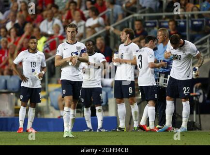 Le Jordan Henderson d'Angleterre semble abattu lors du match de championnat 2013 de l'UEFA U21 entre l'Angleterre et la Norvège au stade Ha Moshava, Petah Tikva, en Israël, le 8 juin 2013. Photo : David Klein Banque D'Images