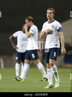 Le Jordan Henderson d'Angleterre semble abattu lors du match de championnat 2013 de l'UEFA U21 entre l'Angleterre et la Norvège au stade Ha Moshava, Petah Tikva, en Israël, le 8 juin 2013. Photo : David Klein Banque D'Images