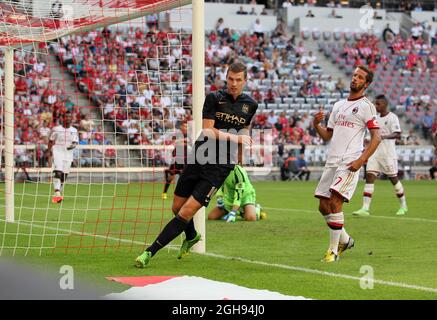 Edin Dzeko, de Manchester City, a classé au quatrième rang de sa catégorie lors du match de la coupe Audi entre l'AC Milan et Manchester City à l'Allianz Arena de Munich, en Allemagne, le 31 juillet 2013. Banque D'Images