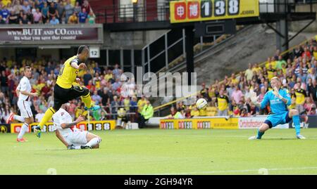 Lewis McGugan de Watford marquant son quatrième but lors du match de championnat Sky Bet entre Watford et AFC Bournemouth qui s'est tenu à Vicarage Road à Watford, au Royaume-Uni, le 10 août 2013. Photo de: David Klein Banque D'Images