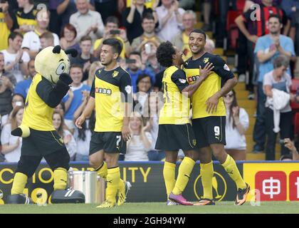 Troy Deeney, de Watford, célèbre son harrick lors du match de championnat Sky Bet entre Watford et AFC Bournemouth qui s'est tenu à Vicarage Road à Watford, au Royaume-Uni, le 10 août 2013. Photo de: David Klein Banque D'Images