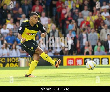 Troy Deeney de Watford marquant son troisième but lors du match de championnat Sky Bet entre Watford et AFC Bournemouth qui s'est tenu à Vicarage Road à Watford, au Royaume-Uni, le 10 août 2013. Photo de: David Klein Banque D'Images