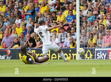 Lewis Grabban de Bournemouth marquant son but d'ouverture lors du match de championnat Sky Bet entre Watford et AFC Bournemouth qui s'est tenu à Vicarage Road à Watford, au Royaume-Uni, le 10 août 2013. Photo de: David Klein Banque D'Images