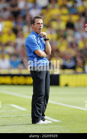 Gianfranco Zola de Watford regarde pendant le match de championnat Sky Bet entre Watford et AFC Bournemouth qui s'est tenu à Vicarage Road à Watford, au Royaume-Uni, le 10 août 2013. Photo de: David Klein Banque D'Images
