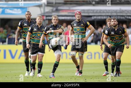 Stephen Myler, des Saints de Northampton, donne un coup de pied lors de la première Aviva aux Saints de Northampton et aux chefs d'Exeter aux Jardins de Franklin à Northampton le 7 septembre 2013. Banque D'Images