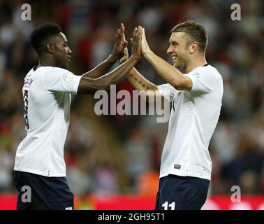 Danny Welbeck, de l'Angleterre, célèbre son quatrième but avec Rickie Lambert lors du tournoi de qualification de la coupe du monde de la FIFA 2014, le match du groupe H entre l'Angleterre et la Moldavie au stade Wembley à Londres le 6 septembre 2013. Banque D'Images