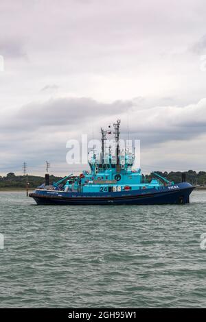 TUG Phenix dans le Solent on Southampton Water, Hampshire, Royaume-Uni en août Banque D'Images