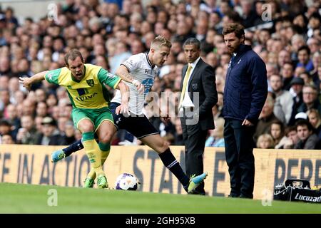 Lewis Holtby de Tottenham met Johan Elmander de Norwich City sous pression lors du match de la Barclays Premier League entre Tottenham Hotspur et Norwich City à White Hart Lane, Londres, le 14 septembre 2013. Pic Charlie Forgham-BaileySportimage. Banque D'Images