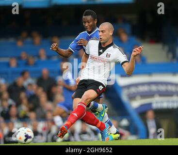 Mikel John OBI de Chelsea se joue avec Pajtim Kasami de Fulham lors du match de la Barclays Premier League entre Chelsea et Fulham au stade Stamford Bridge à Londres, Royaume-Uni, le 21 septembre 2013. Photo David Klein. Banque D'Images