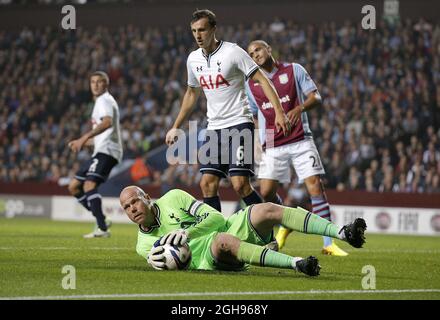 Brad Friedel, de Tottenham, fait une économie contre son ancien côté lors de la coupe Capital One Cup, troisième Round match entre Aston Villa et Tottenham Hotspur à la Villa Park à Birmingham le 24 septembre 2013. Banque D'Images